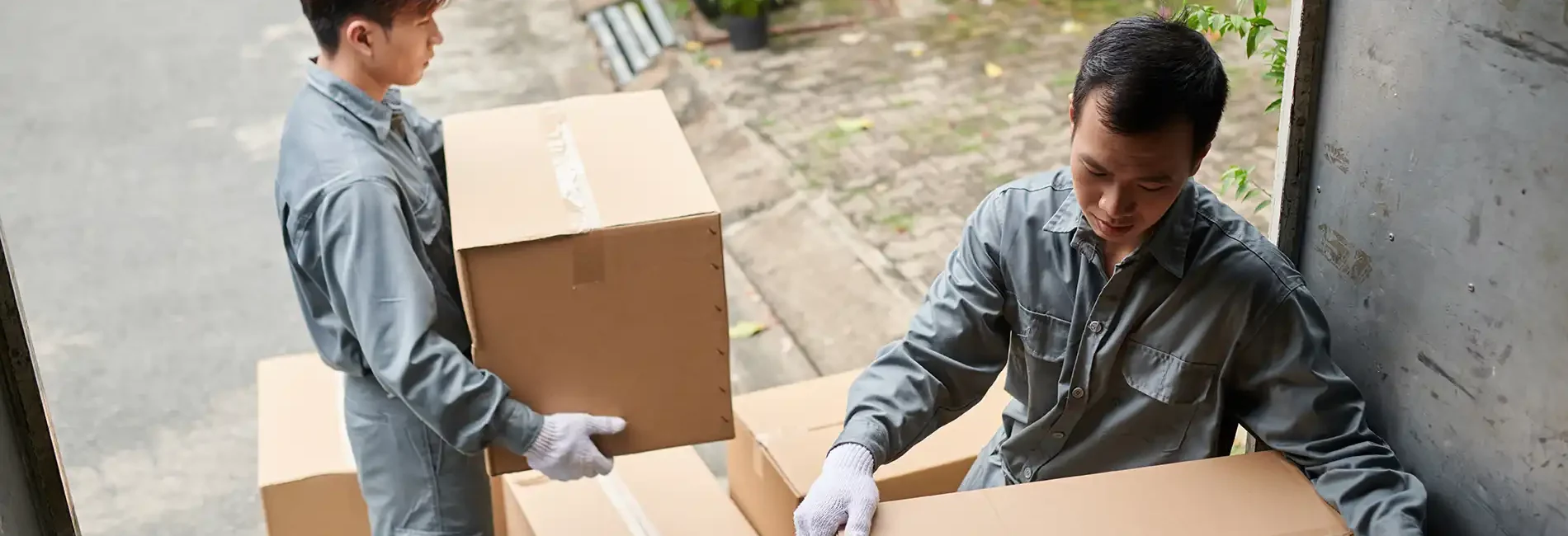 movers-loading-cardboard-boxes